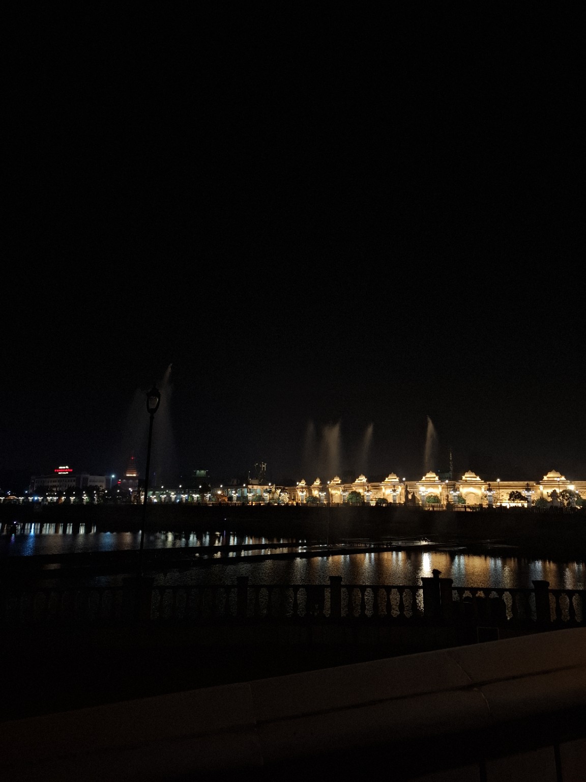WATERFRONT / NIGHT