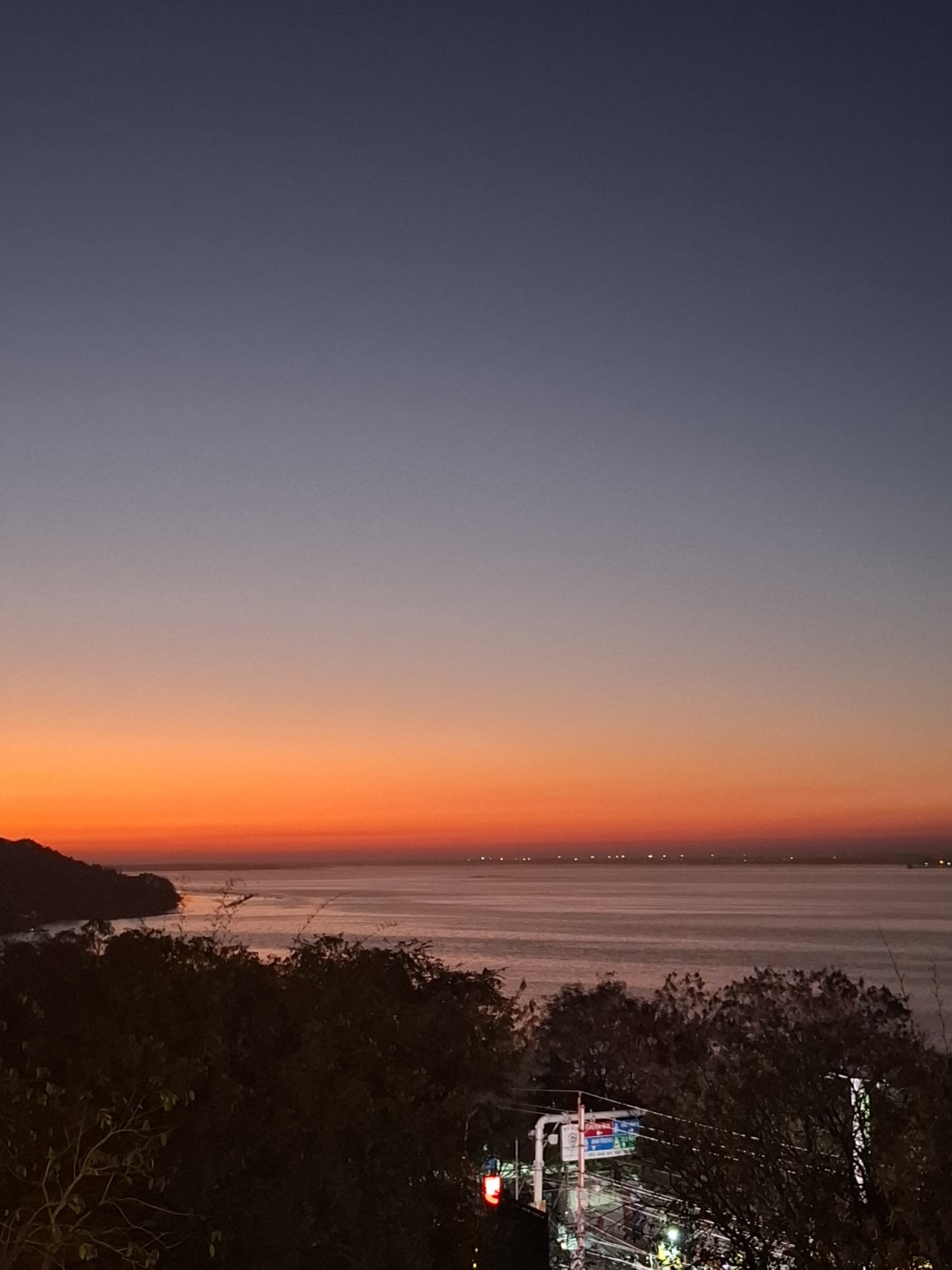 LAKE / RED HORIZON